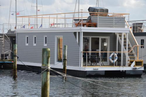 Rendbjerg House | Hausboot Hecht mit Dachterrasse in Marina Minde, Dänemark