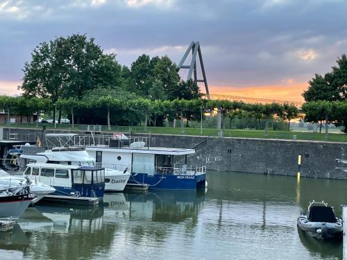 Unterbilk Boat Rental | Hausboot Iron Franz- Entspannung auf dem Wasser