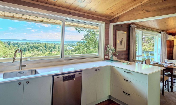 Rotorua House | Haven on the Hill | Panoramic Views of Rotorua