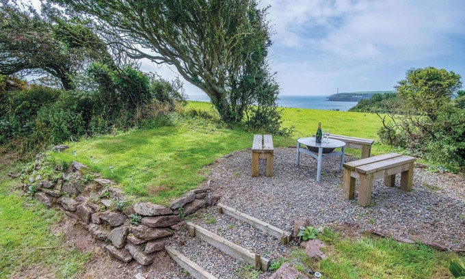 St Ishmaels Apartment | Haven View - 1 Bed Shepherds Hut - St Ishmael's