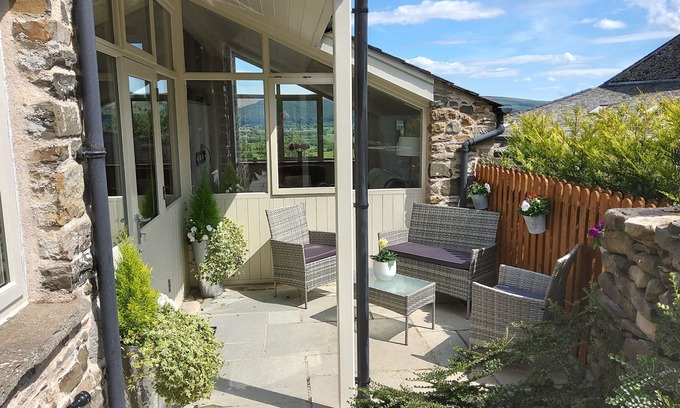 Carnforth Cottage | HAWKRIGG COTTAGE, family friendly, with a garden in Kirkby Lonsdale