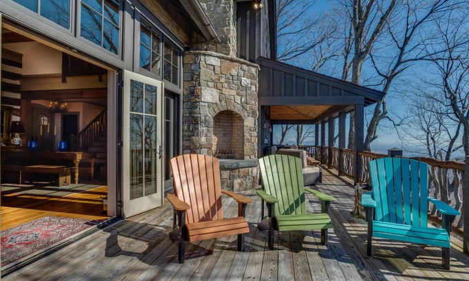 Lynn House | Hawks View | Luxuriously Appointed Home | Less Than 15 Minutes from TIEC
