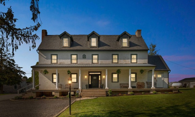 Rising Sun Apartment | Hayloft:Countryside Suite at Cedar Equestrian Farm