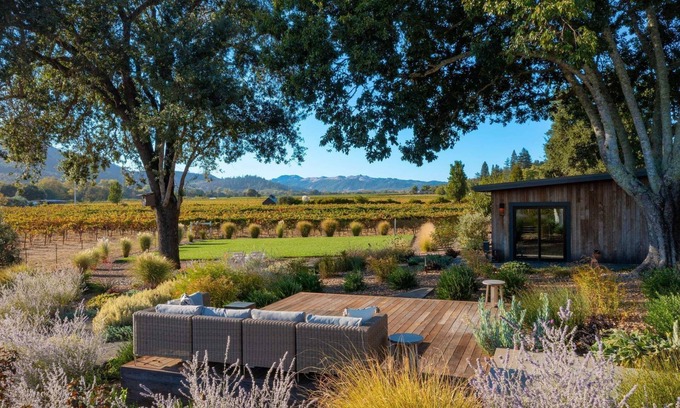 Geyserville House | Healdsburg 3-Bedroom Home Surrounded by Manicured Gardens and Stunning Vineyards