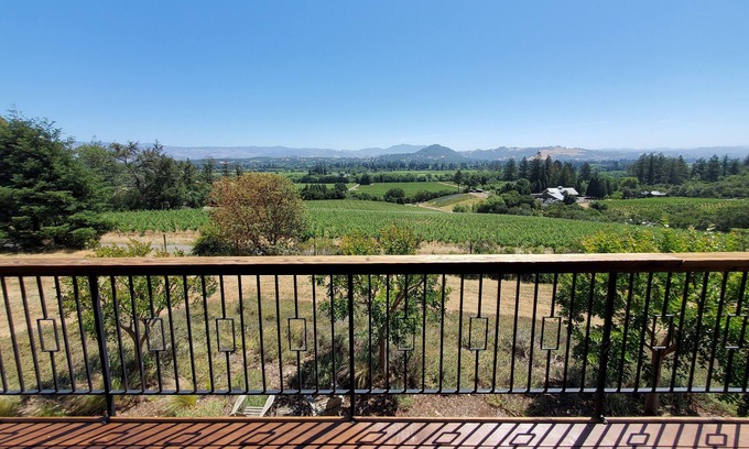 Healdsburg House | Healdsburg Wine Country Getaway with Panoramic Valley Views -5 min from downtown