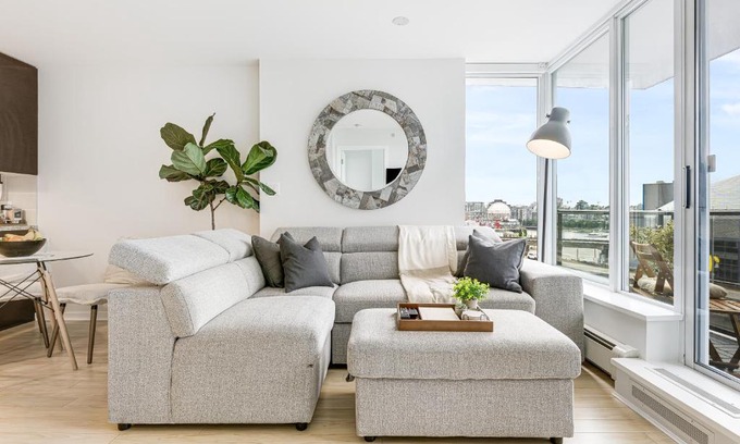 Crosstown Apartment | Heart of Downtown 1 bd Entire Condo - Pool, Gym, Parking, Office, AC