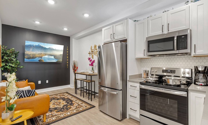 Fells Point Apartment | *Heart of Fells point *Balcony*400Mbps*Netflix