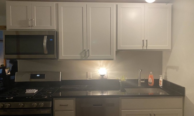 Silver Lane Apartment | Heart of Glastonbury CT Walking distance to everything.