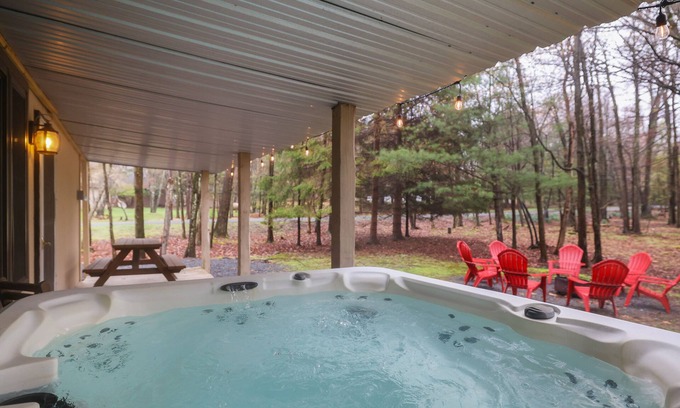 Lake Harmony Estates House | Heart of Harmony Hot Tub 5Bdrm Billiards Beach!
