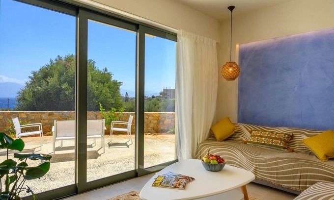 Agios Nikolaos House | Heartwood Suite w Shared Pool by Roots Suites