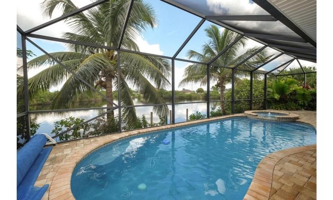 Jacarandas House | Heated Pool and Spa, Sleeps 6 - Villa Cayman