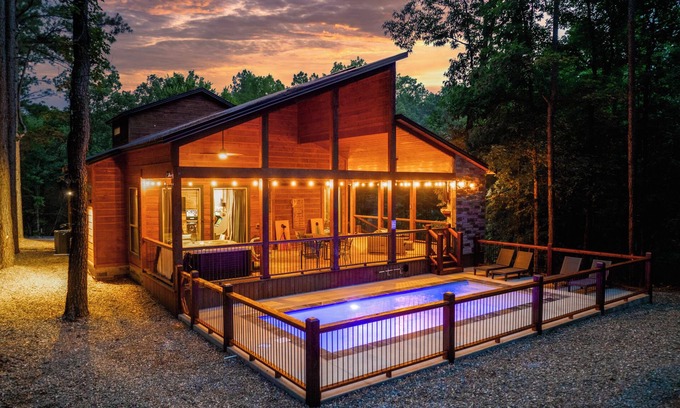 Broken Bow Cabin | Heated Pool/Creek/Arcade Games/Playset/Hot Tub