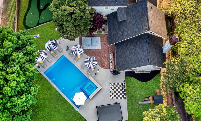 Tulsa House | Heated Pool ~ Hot tub ~ PuttPutt ~ Karaoke ~ Arcade + Games ~ Yoga Studio