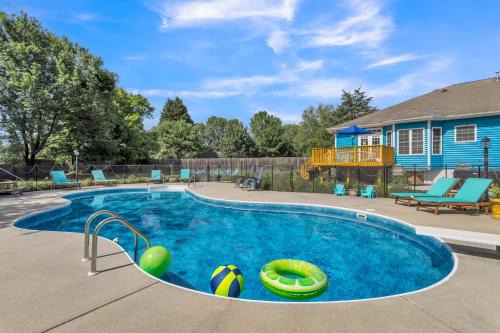 Winston - Salem House | Heated Pool l Indoor Jacuzzi Tubs I Arcade l Outdoor Hot Tub