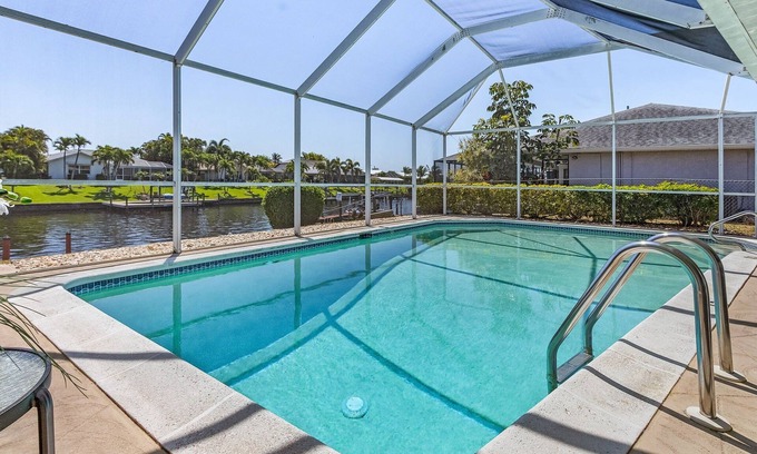 Caloosahatchee House | Heated Pool, Private Dock & Beach Essentials - Villa Seashell - Roelens