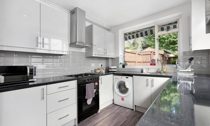 Ashford House | Heathrow Living Stanwell Serviced House 5 bedrooms