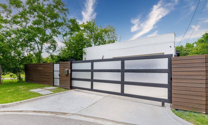 OST - South Union House | Heaven in Houston with pool near downtown