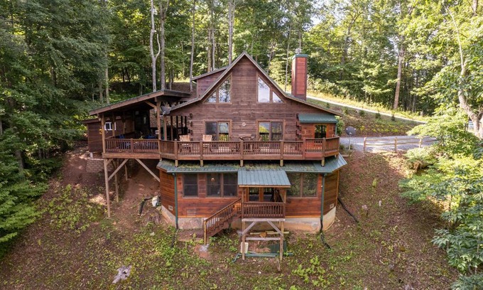 Topton Villa | Heaven Sent - Spacious Family Cabin on Lake Nantahala