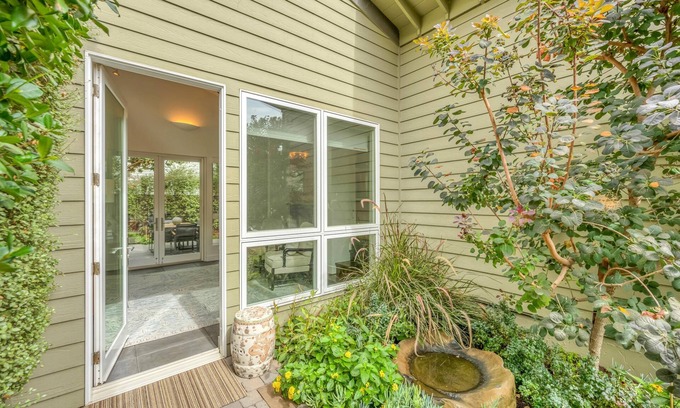 Healdsburg House | Heavenly Hideaway | Complimentary wine tasting at Croix Estate included!