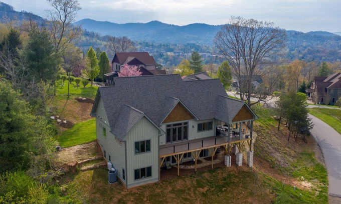 Woodfin House | Heavens View- of the Beautiful Asheville Mountains