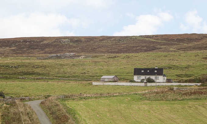 Hallin House | HEBRIDEAN VIEW, pet friendly, with open fire in Dunvegan