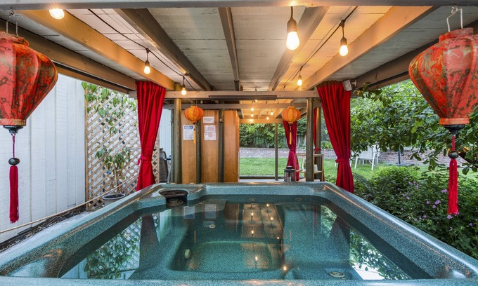 Ganges Bed & Breakfast | Hedgerow House A Gulf Island Inn - Balcony Room