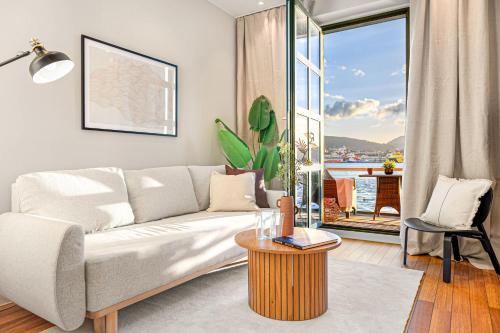 Sandviken Apartment | Heimby Homes - Balcony above the sea