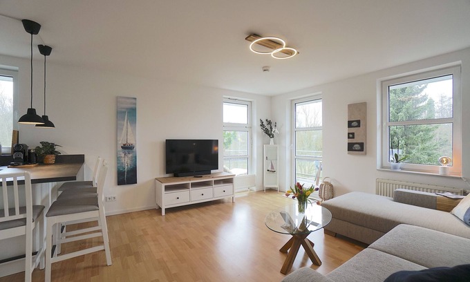 Eckernfoerde Apartment | Helle und Moderne Ferienwohnung mit Balkon, Direkt an der Ostsee