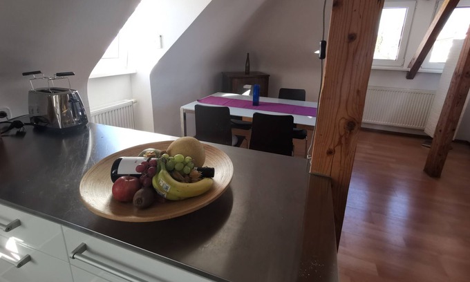 Stuttgart Apartment | Helle, Vollmöblierte 2-zimmer-dg-wohnung, Ruhig, Zentral, Wlan