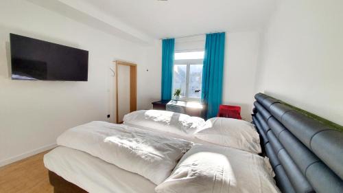 Mannheim City Centre House | Helles Zimmer mit Kingsize-Bett