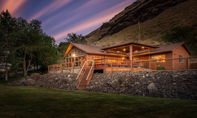 Anatone Cabin | Hells Gate Estate on the beautiful Snake River
