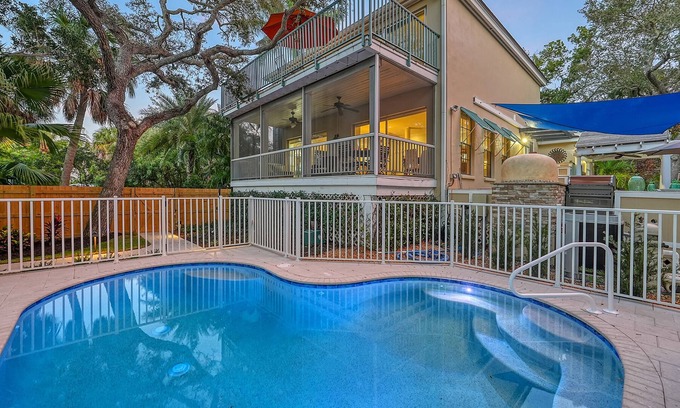 Bay Isle House | Hemingway House – Serene Siesta Key Getaway with Heated Pool, Pizza Oven