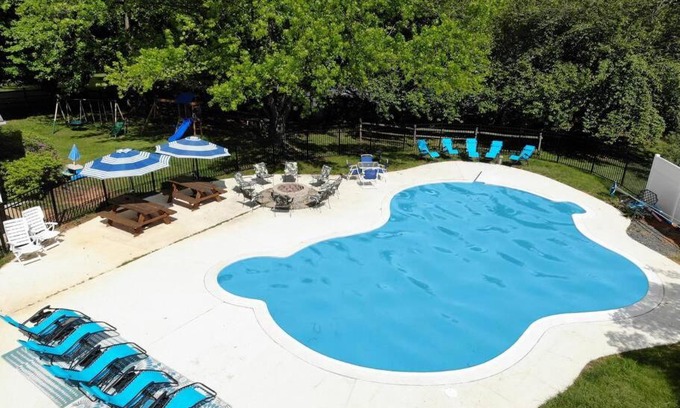 Lovettsville Villa | Hemingway Retreat