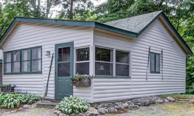 Brill Cabin | Hemlock Hide-A-Way Cozy Romantic Private Lake Cabin