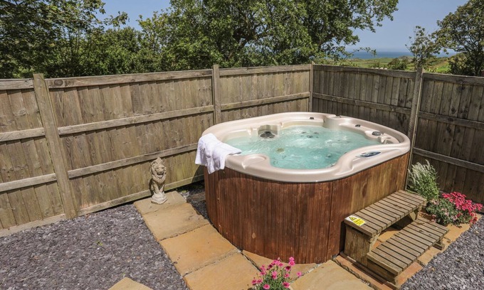 Cylch-Y-Garn Cottage | HEN GILFACH STABLE, romantic, with hot tub in Llanfairyngnhornwy