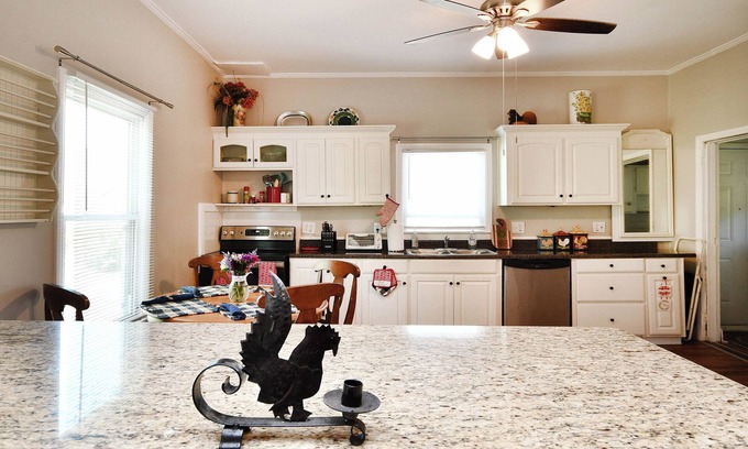 Dunean House | ✨Hen House 🏠 Minutes From Main St. Fenced in Yard!
