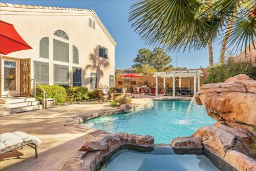 MacDonald Ranch Villa | Henderson Hacienda, 5br free heated pool-spa, 15 min to Strip
