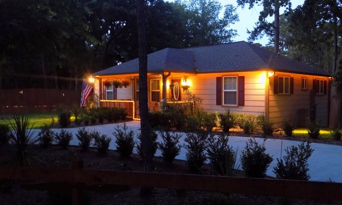Crockett House | "Henry's Hideaway" A dock, kayaks, lake and a forest.
