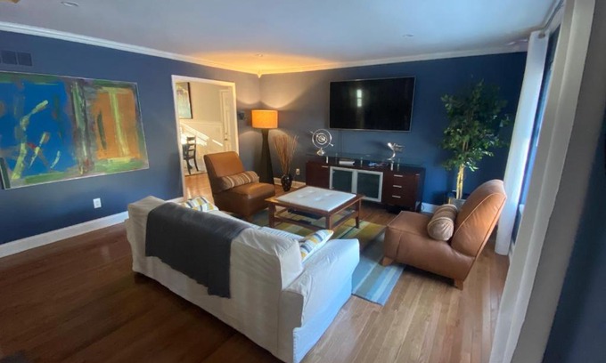 Olathe House | Here It Is! Cool Cape Cod-3 BR-2.5 Bath-12 Guests