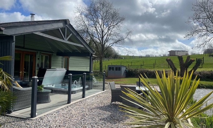 Exeter Cabin | Heron Lodge, South View Lodges - a lodge that sleeps 4 guests in 2 bedrooms