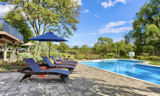 Harrisburg House | Hershey Attractions! Fire Pit, Hot Tub, Pool, Game Room and 15 Mins To Hershey!