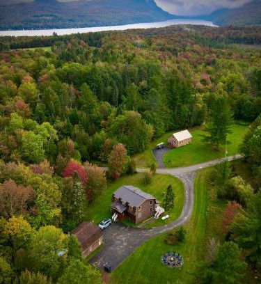 Barton House | HGTV Log Cabin near Lake Willoughby, Burke, Jaypeak ang Kingdom Trails
