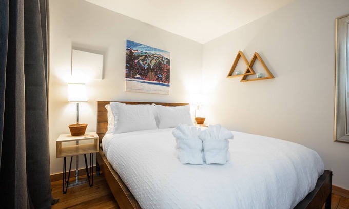 Whistler Creekside Apartment | ❄︎Hiatus Suite❄︎ | 1 BR 5 Min Walk to Creekside Gondola | Gorgeous Rustic Chic