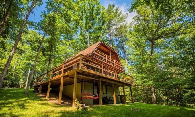 Berkeley Springs Cabin | Hidden Gem in the woods with hot tub