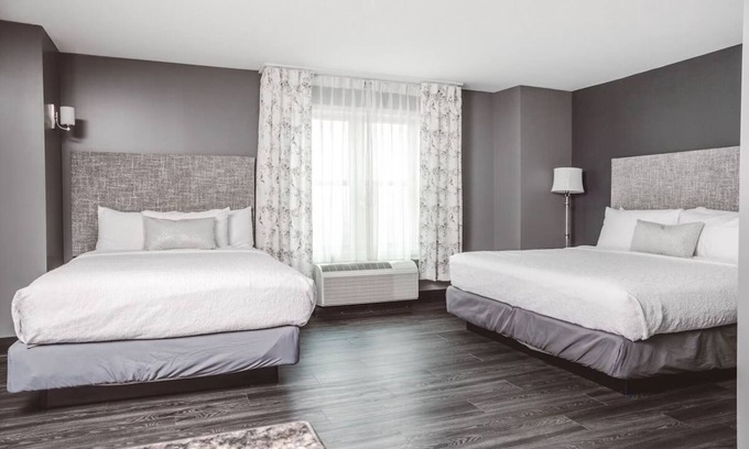 Zion Hotel | Hidden Gem of Midwest l Firepit Gatherings, Game Room & Breakfast Buffet