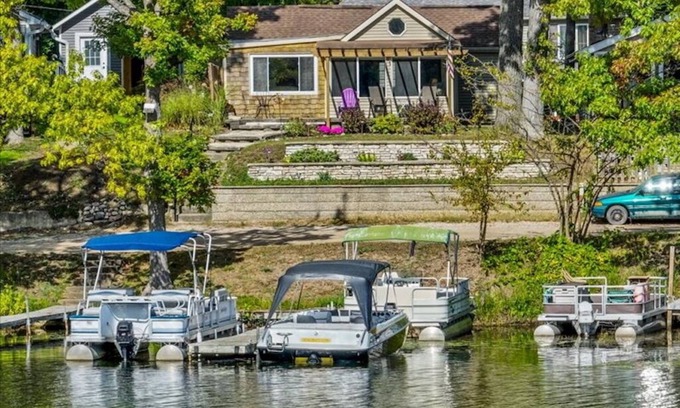 Brighton Cabin | Hidden Gem on the shorenKayaks, MT. Bikes, Fishing IncludednBring Your Own Boat