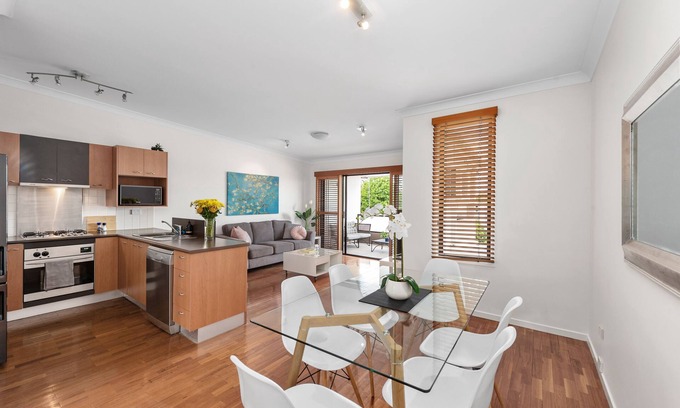 New Farm Apartment | Hidden in New Farm ~ 1 Bed/1 Bath/1 Car/Views