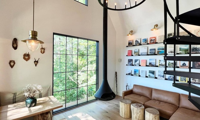 Highlands Hills Cabin | Hide Inn Seek Hillside Treehouse - 1.5mi to Main St