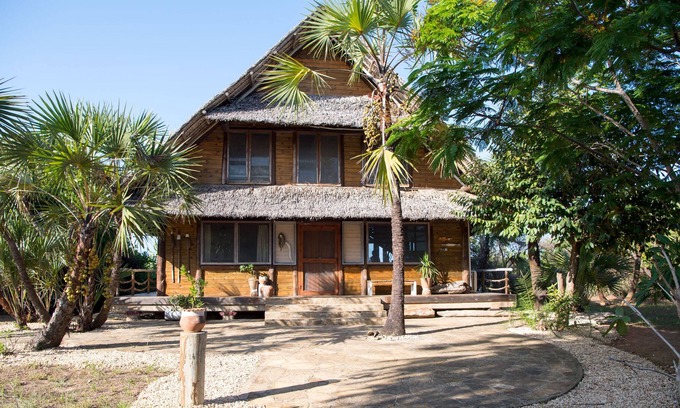 Kutani Cabin | Hiding place - crossing