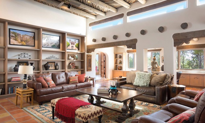 Vista Encantada House | High Desert Hacienda - 6 bedrooms/5 1/2 bathrooms/AC - minutes from the Plaza